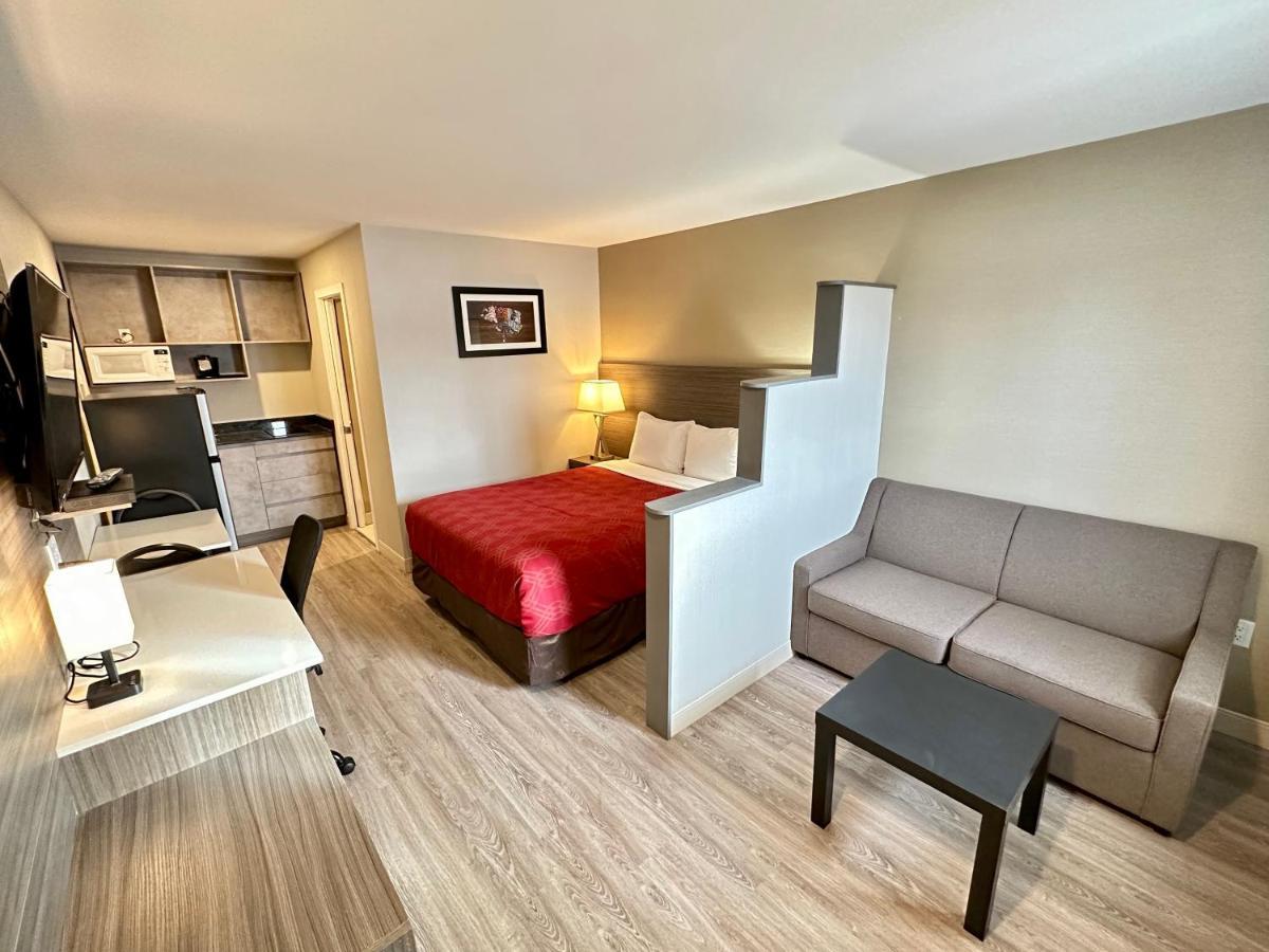 Econo Lodge Inn & Suites Пинчер-Крик Экстерьер фото
