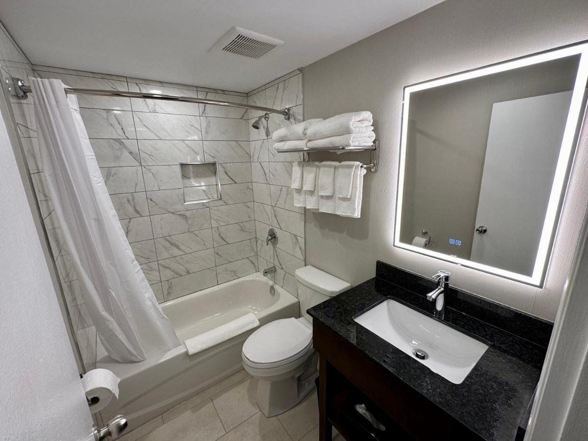 Econo Lodge Inn & Suites Пинчер-Крик Экстерьер фото