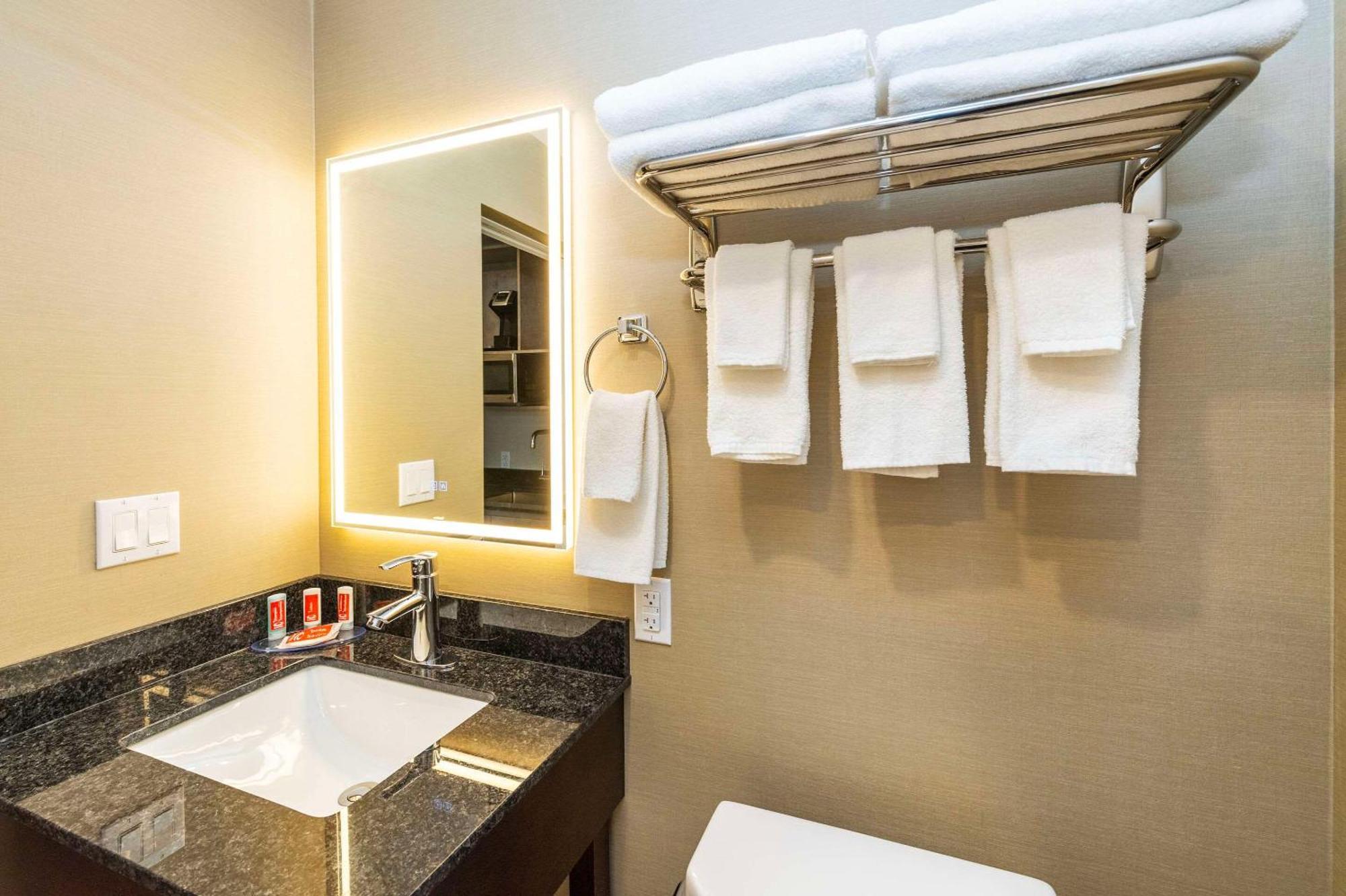 Econo Lodge Inn & Suites Пинчер-Крик Экстерьер фото