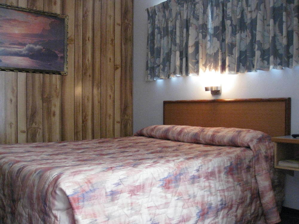 Econo Lodge Inn & Suites Пинчер-Крик Экстерьер фото