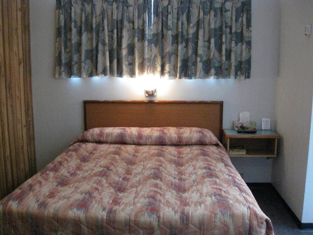 Econo Lodge Inn & Suites Пинчер-Крик Экстерьер фото