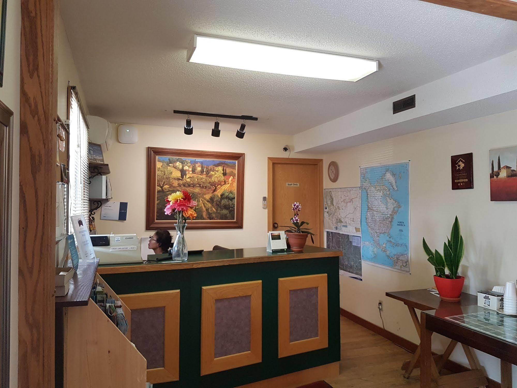 Econo Lodge Inn & Suites Пинчер-Крик Экстерьер фото