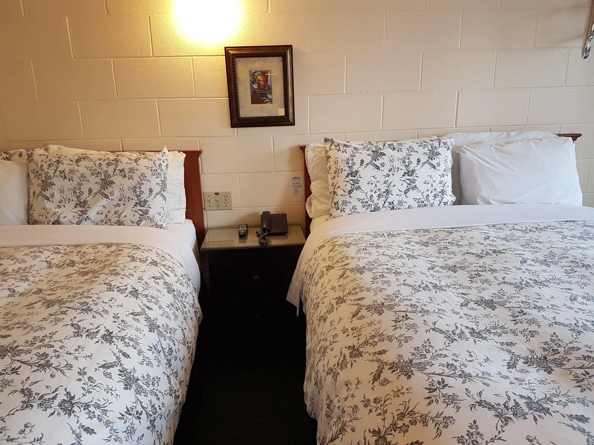 Econo Lodge Inn & Suites Пинчер-Крик Экстерьер фото